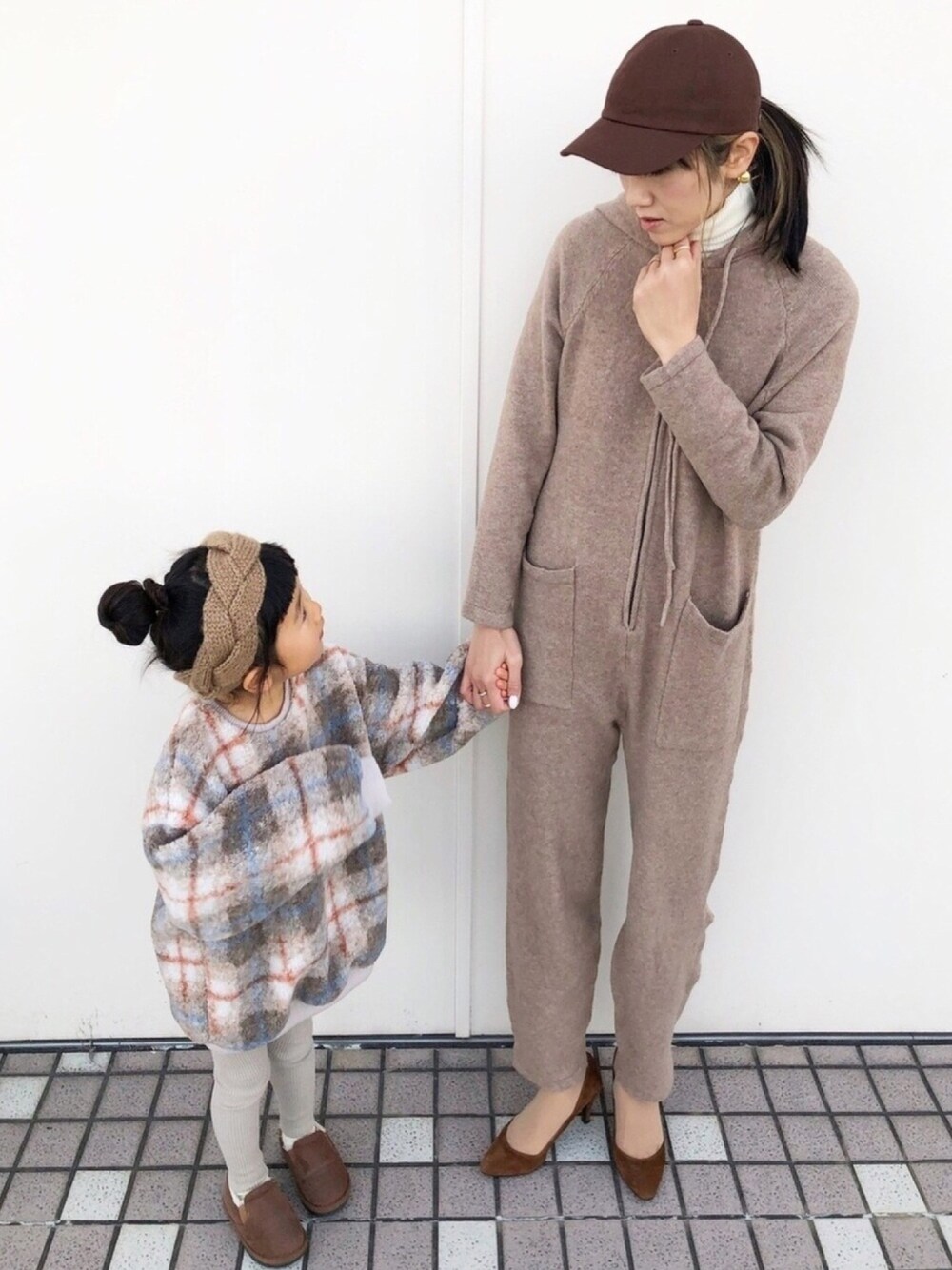 「ブラウンコーデ、キャップ、パンプス、オールインワン、レイヤードスタイル、レギンス、スリッポン、オーバーサイズ、ワントーンコーデ、チョコ色に染まれ」｜「ZARAのアイテム（つなぎ/オールインワン、ベージュ系）」を使った、KIYOKOHさん（キッズ・100cm）の冬コーディネートの1枚目の写真