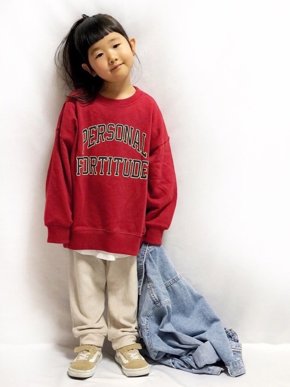 「白パンツ、私の推しブランド、オーバーサイズ、VANS、デニムジャケット、ロゴスウェット、赤、カジュアルコーデ、休日スタイル、アメカジ」｜「BIG FIELDのカレッジスウェット（80～150cm）（スウェット、レッド系）」を使った、KIYOKOHさん（キッズ・100cm）の冬コーディネートの1枚目の写真