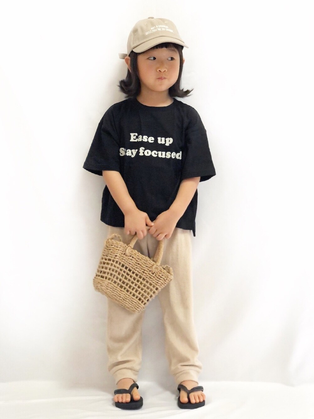 「これが私をアゲる服、サンダル、キャップ、ロゴT、カコバッグ、韓国子供服、モノトーン、シンプルコーデ」｜「LOWRYS FARMのフロッキーロゴプリントＴＥＥ　949590（Tシャツ/カットソー、ブラック系）」を使った、KIYOKOHさん（キッズ・100cm）の春コーディネートの1枚目の写真
