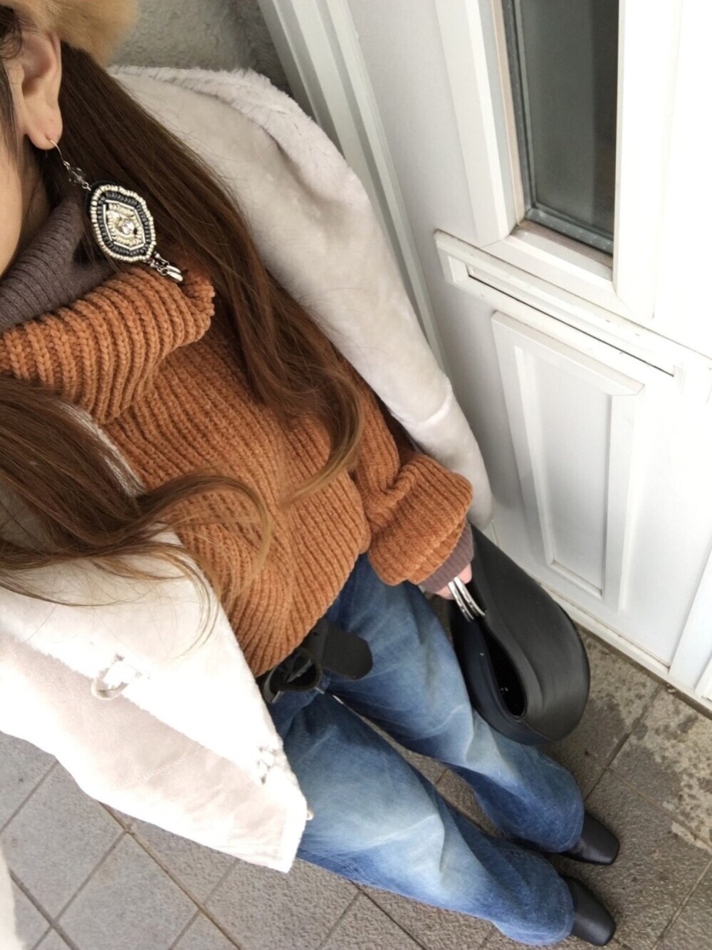 「ムートンコート、タートルネック、ワイドデニム、ファー帽子、ハンドバッグ、ブーツ、大人カジュアル」｜「Ungridの 【Casual】ﾎﾞﾘｭｰﾑﾌｧｰHAT （キャップ、ブラウン系）」を使った、🅰🅺🅴🅼🅸さん（レディース・150cm）の冬コーディネートの1枚目の写真