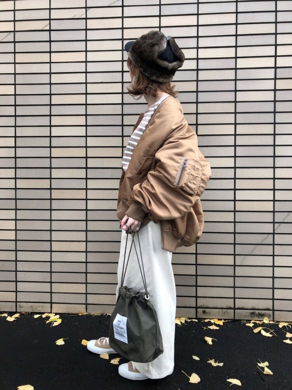 「MA1、ボーダー、ベージュ、ワイドパンツ、コーデュロイパンツ、ワントーンコーデ、フライトキャップ、スニーカー、大人カジュアル」｜「14+のフェイクファー耳付きCAP 14+オリジナル フライトキャップ（キャップ、ブラック系）」を使った、🅰🅺🅴🅼🅸さん（レディース・150cm）の秋コーディネートの1枚目の写真