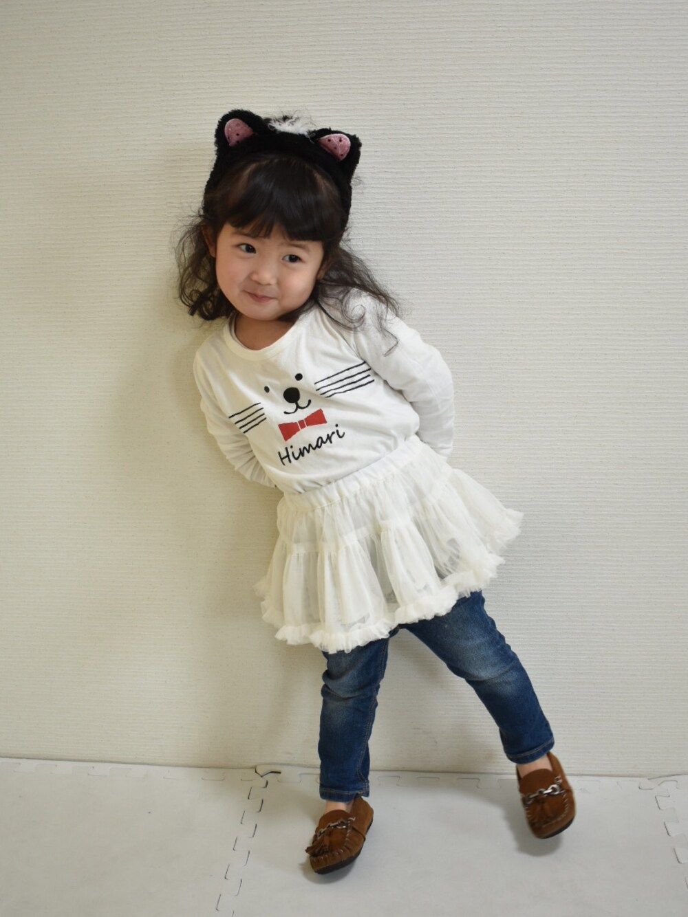 「ネコ、チュールスカート、デニムパンツ、春コーデ、カジュアル、韓国子供服、おんなのこコーデ、キッズファッション、モカシン、女の子コーデ」｜「warmlyのアイテム（Tシャツ/カットソー、ホワイト系）」を使った、i_0324さん（キッズ・100cm）の冬コーディネートの1枚目の写真