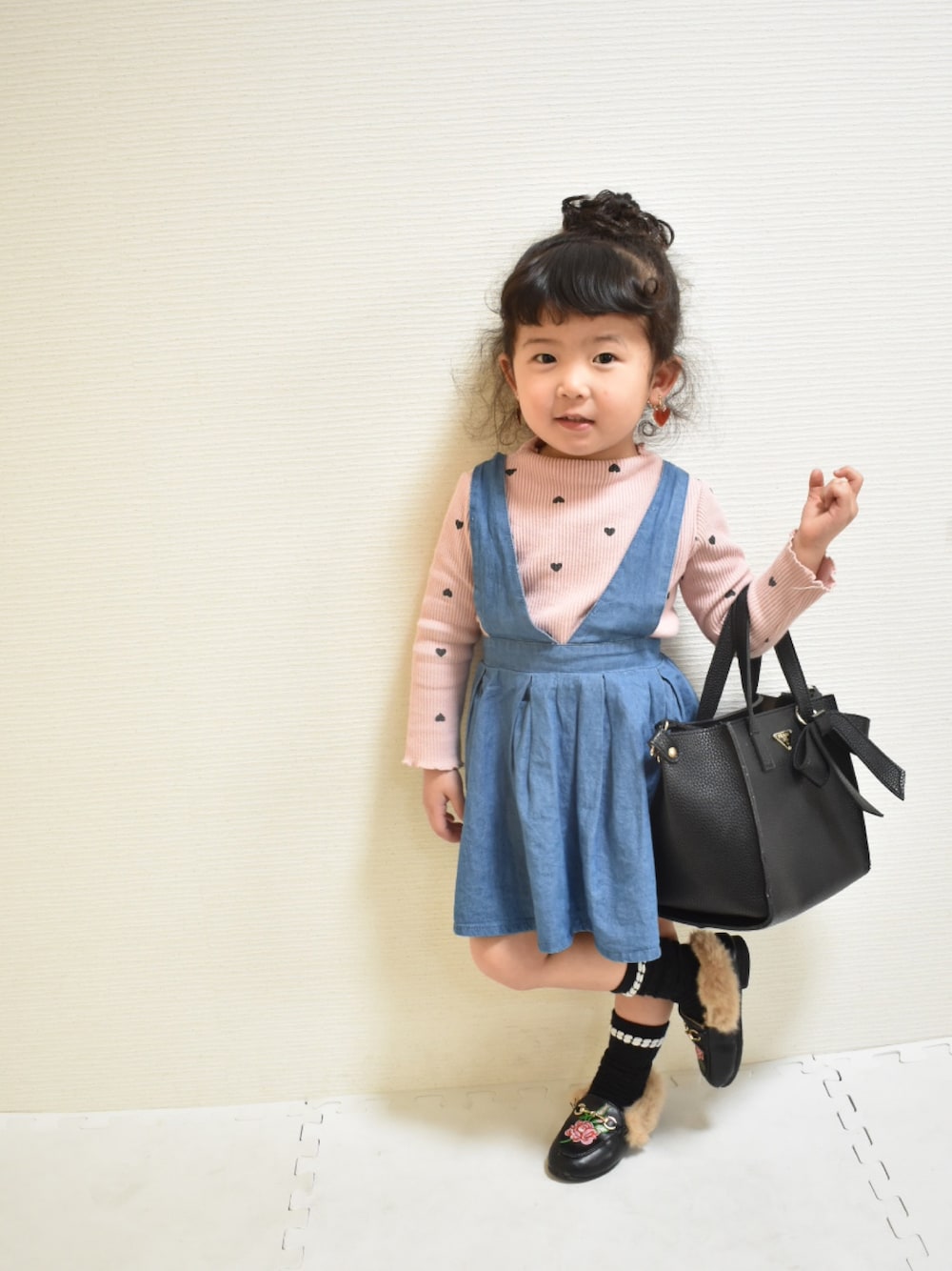 「春コーデ、キッズファッション、女の子コーデ、おんなのこ、おだんごヘアー、サロペット、韓国子供服、3歳、ピンクコーデ、キッズコーデ」｜「韓国子供服のアイテム（デニムスカート、ブルー系）」を使った、i_0324さん（キッズ・100cm）の春コーディネートの1枚目の写真