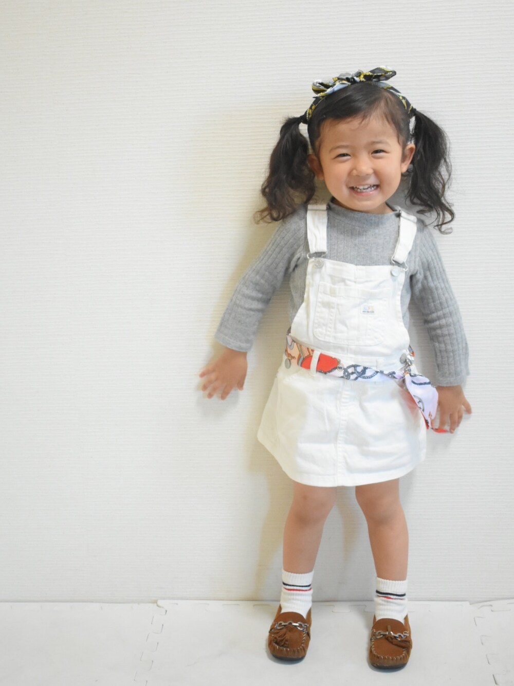 「サロペットスカート、スカーフ、スカーフアレンジ、ホワイトコーデ、キッズファッション、春コーデ、女の子、3歳、おんなのこコーデ、韓国子供服」｜「Right-on KIDSのアイテム（サロペット/オーバーオール、ホワイト系）」を使った、i_0324さん（キッズ・100cm）の春コーディネートの1枚目の写真