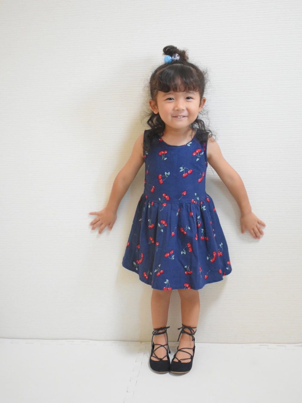 「夏のワントーンコーデ、キッズファッション、夏コーデ、ワンピース、韓国子供服、おんなのこコーデ、おんなのこ、kidsfashion、3歳、キッズコーデ」｜「韓国子供服のアイテム（ワンピース、ブラック系）」を使った、i_0324さん（キッズ・100cm）の夏コーディネートの1枚目の写真