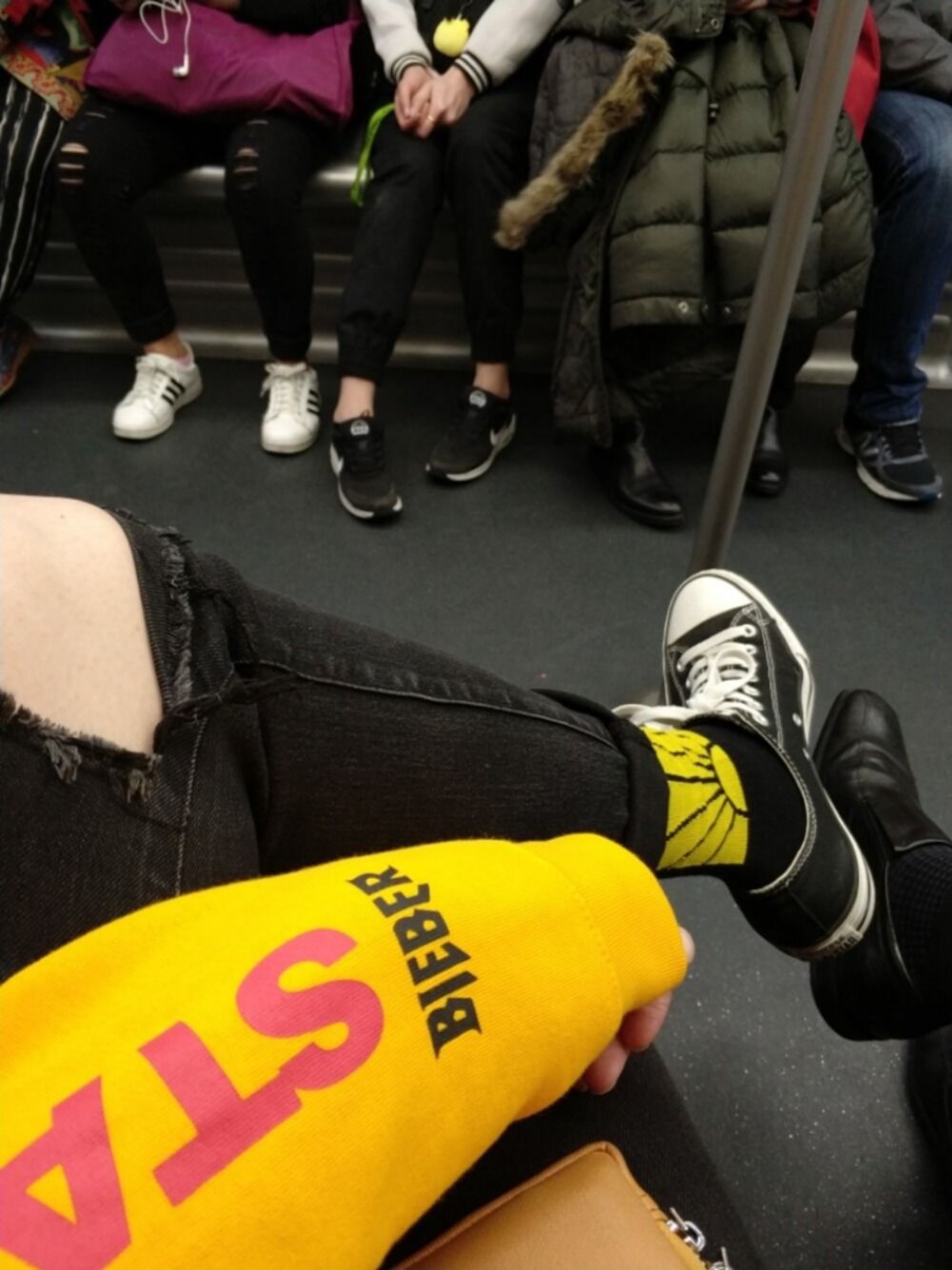 「H&Mのアイテム（その他アウター、イエロー系）」を使った、dderさん（メンズ・183cm）の冬コーディネートの1枚目の写真