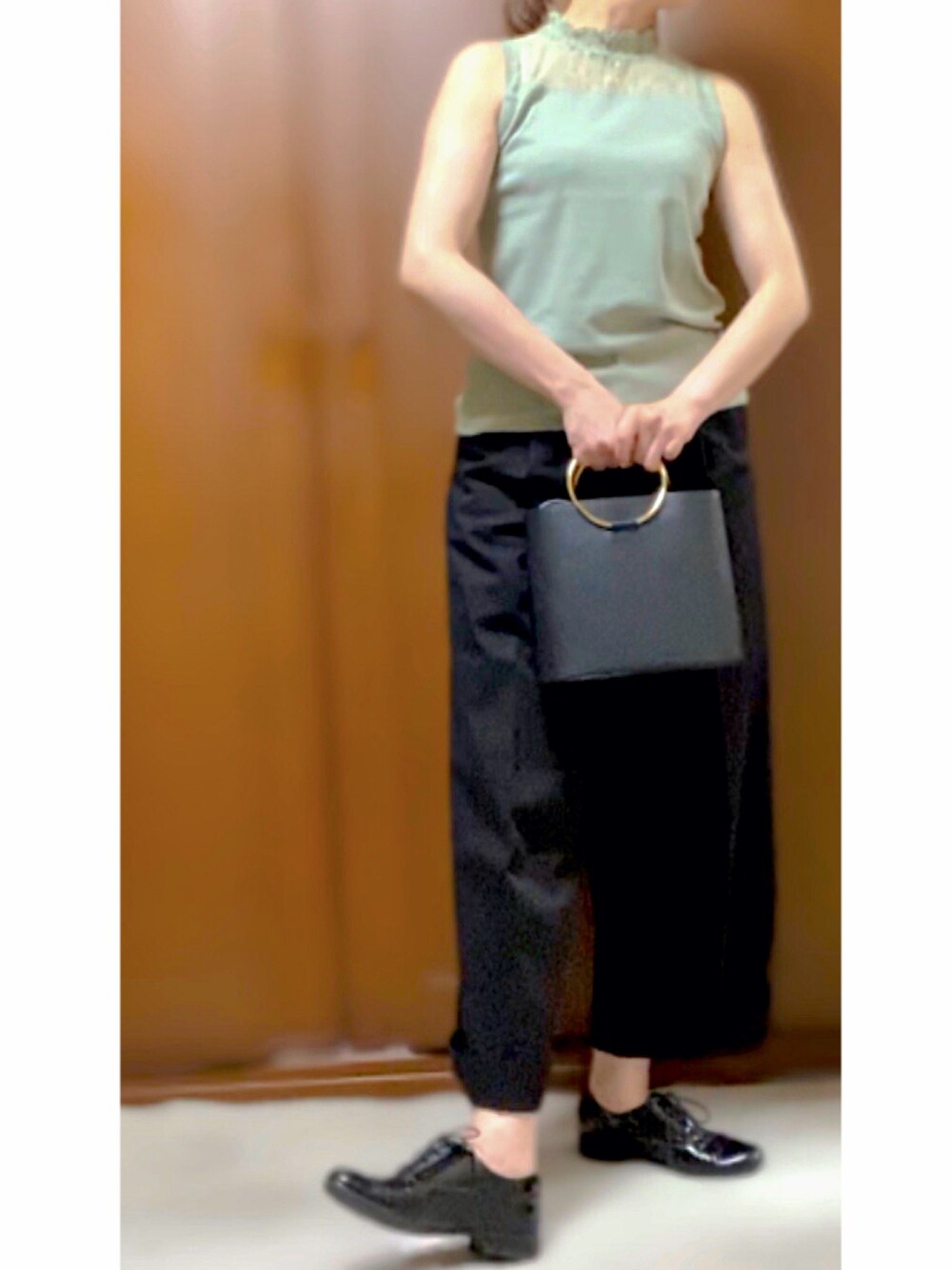 ブラック系のその他パンツ、ブラック系のハンドバッグ、グリーン系のタンクトップを着用したレディースの夏コーディネートの1枚目の写真