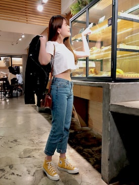 「CONVERSE（コンバース）のアイテム（その他シューズ、イエロー系）」を使った、Katherineさん（レディース・165cm）の春コーディネート