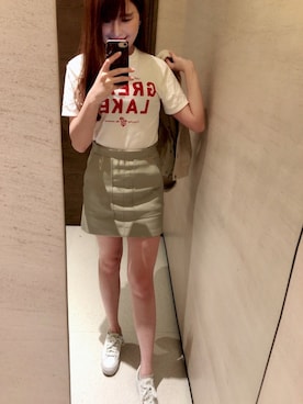 「PULL&BEAR（プルアンドベア）のアイテム（Tシャツ/カットソー、ホワイト系）」を使った、Katherineさん（レディース・165cm）の春コーディネート