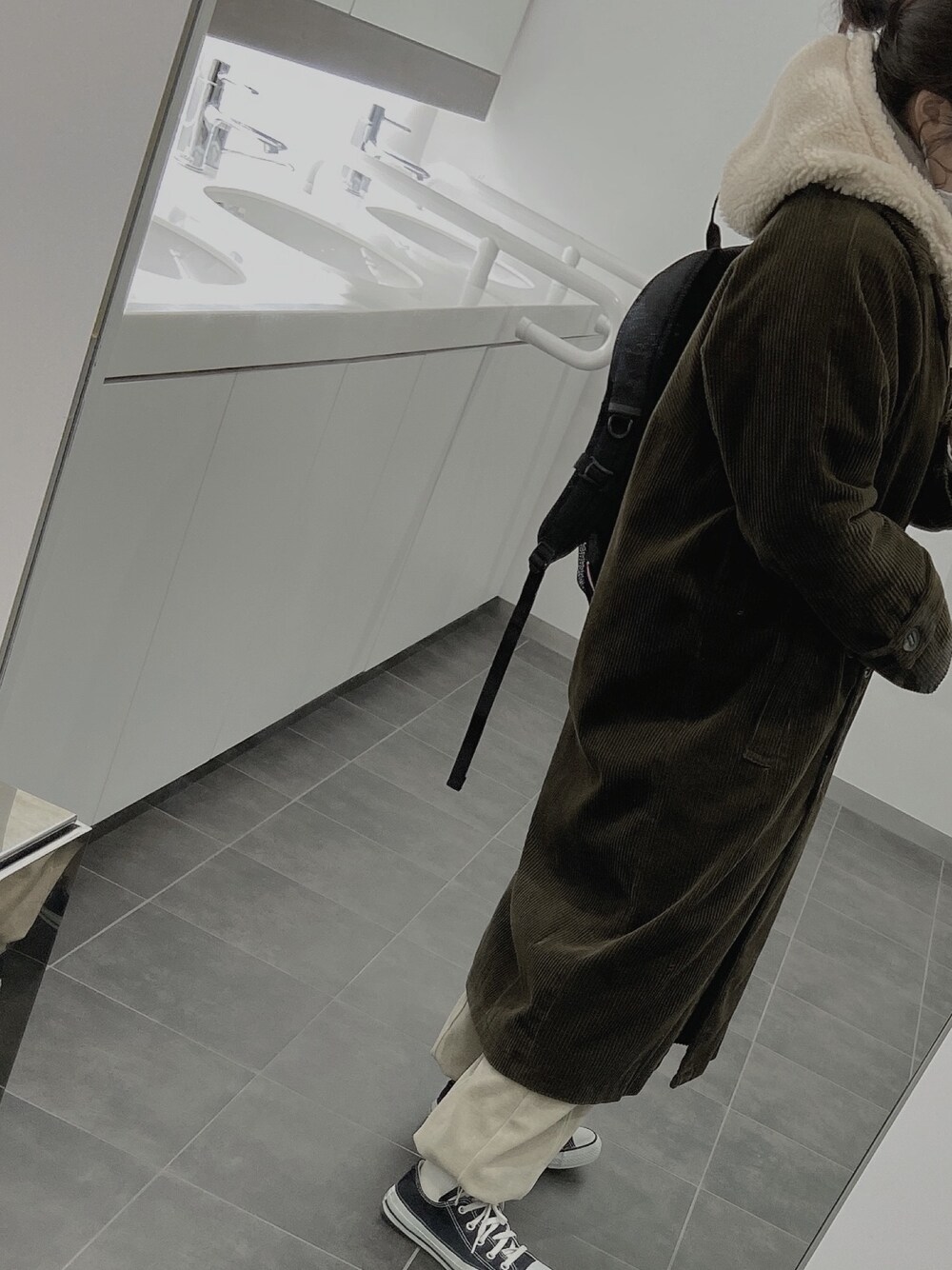 「冬、低身長、ootd、メンズライク、カジュアル、ボア、ベロアパンツ、TODAYFUL、converse、コーデュロイ」｜「TODAYFULのアイテム（ネックウォーマー/スヌード、ベージュ系）」を使った、糸さん（レディース・150cm）の冬コーディネートの1枚目の写真