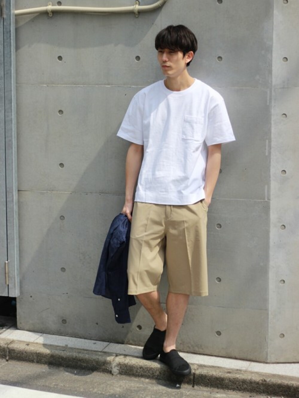 ホワイト系のTシャツ/カットソー、ベージュ系のその他パンツ、ブラック系のスニーカーを着用したメンズの春コーディネートの1枚目の写真