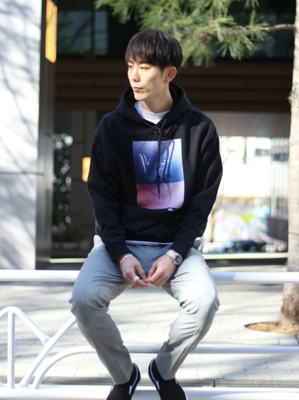 「スウェット、スニーカー、VANS、カジュアル、パーカー、ストリート、スニーカーコーデ、journal standard、カジュアルコーデ、JOURNAL STANDARD relume」｜「VANSの◆VANS×RYUTA HIRONAGA for relume / 別注 フォトプリントパーカー（パーカー、ブラック系）」を使った、Rikuさん（メンズ・181cm）の冬コーディネートの1枚目の写真