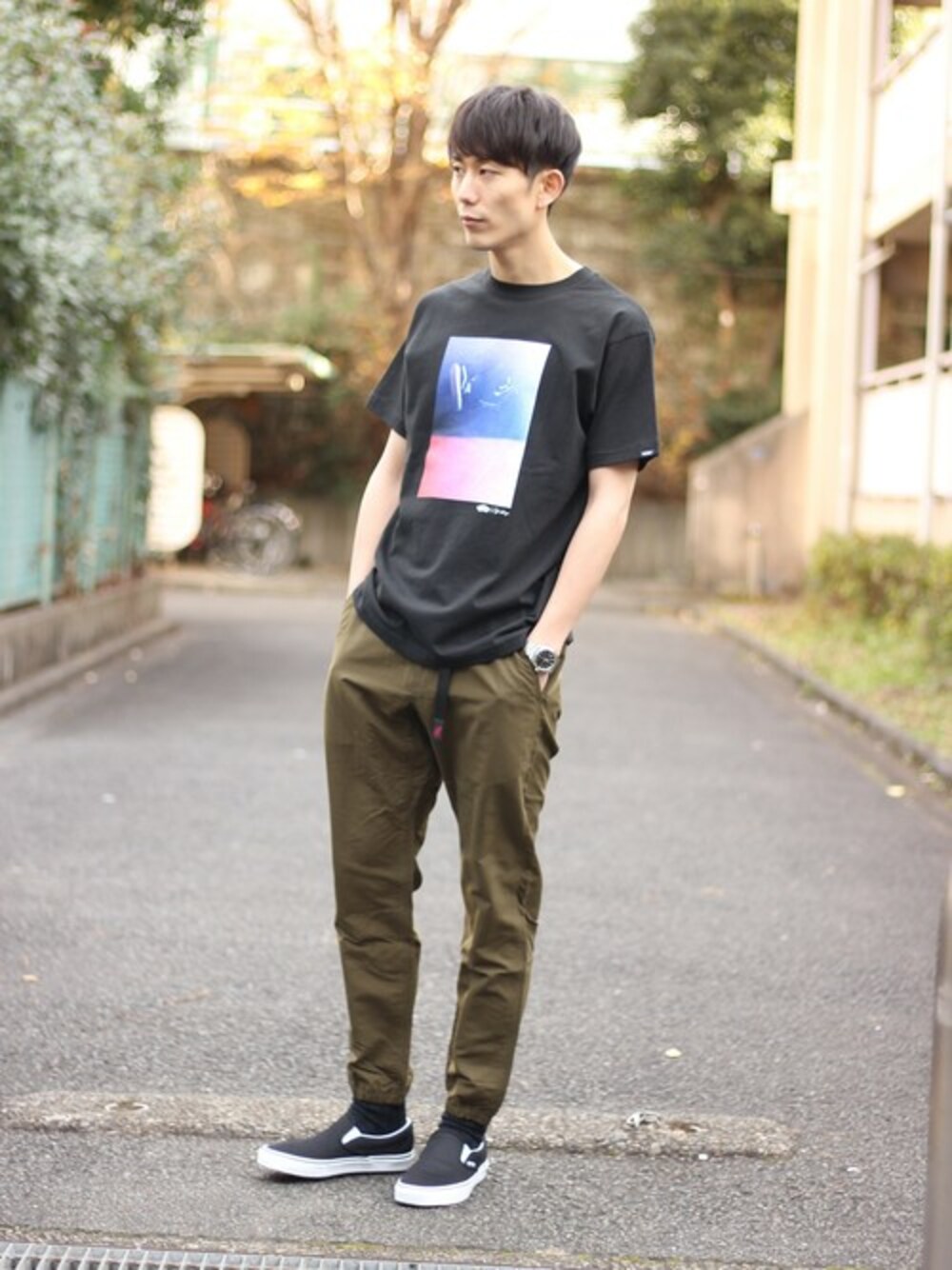 「カットソー、スニーカー、VANS、Tシャツ、スニーカーコーデ、journal standard、春夏コーデ、カジュアルコーデ、JOURNAL STANDARD relume、はるコーデ」｜「VANSの◆VANS×RYUTA HIRONAGA for relume / 別注 フォトプリントTシャツ2（Tシャツ/カットソー、ブラック系）」を使った、Rikuさん（メンズ・181cm）の冬コーディネートの1枚目の写真
