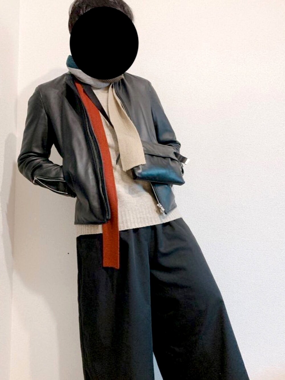 「お洒落さんとつながりたい、ライダース、大人カジュアル、黒、冬、ビッグシルエット」｜「UNIQLOの3Dプレミアムラムモックネックセーター（長袖）（ニット/セーター、ベージュ系）」を使った、さぶけんさん（メンズ・170cm）の冬コーディネートの1枚目の写真
