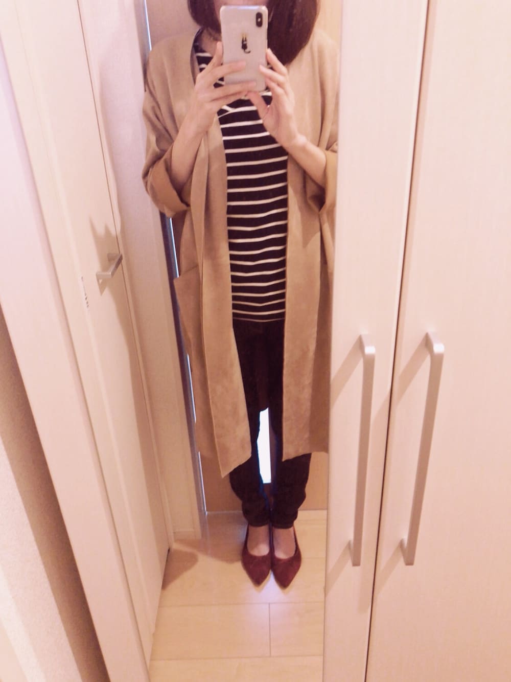 その他のTシャツ/カットソー、ブルー系のデニムパンツ、レッド系のバレエシューズを着用したレディースの春コーディネートの1枚目の写真