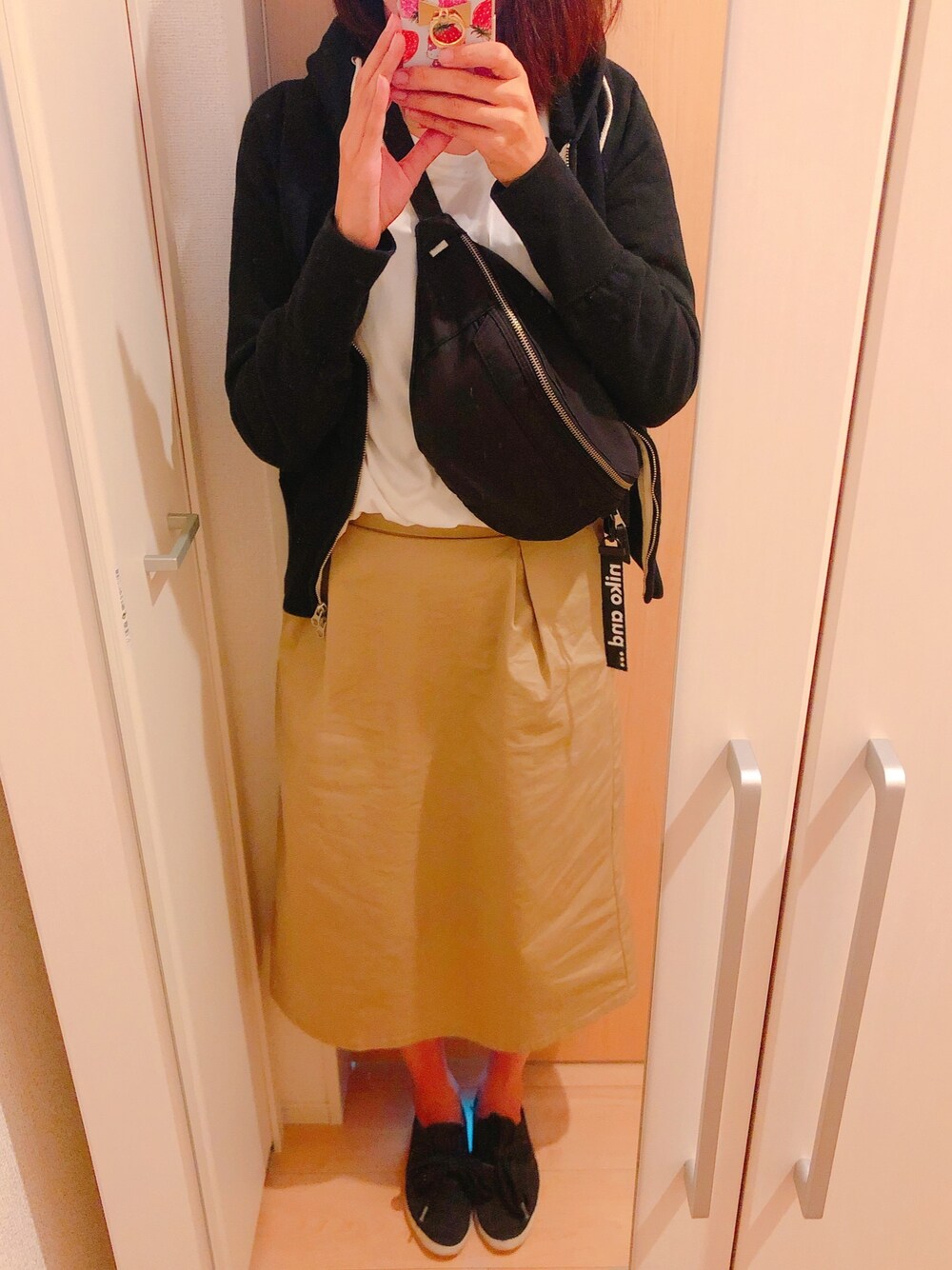 「大人カジュアル、ラクチンコーデ、カジュアルコーデ、ベージュ、白Tシャツ、パーカー、お仕事コーデ、秋のコーデ、スニーカー」｜「URBAN RESEARCH DOORSのアイテム（パーカー、ブラック系）」を使った、chiho*さん（レディース・167cm）の秋コーディネートの1枚目の写真