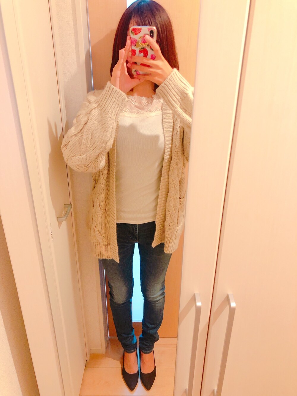 「休日スタイル、オトナカジュアル、シンプルコーデ、UNIQLO、秋、秋コーデ、ベージュ、白トップス、カジュアル、スキニーデニム」｜「GUのアイテム（カーディガン/ボレロ、ベージュ系）」を使った、chiho*さん（レディース・167cm）の秋コーディネートの1枚目の写真