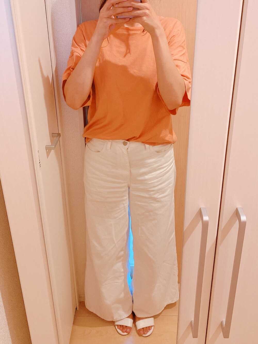 「パンツスタイル、楽チンコーデ、ゆるコーデ、夏だ！Tシャツ着よう！、プチプラ、ワイドパンツ、GU、UNIQLO、オレンジ、ホワイト」｜「GUのアイテム（Tシャツ/カットソー、オレンジ系）」を使った、chiho*さん（レディース・167cm）の夏コーディネートの1枚目の写真