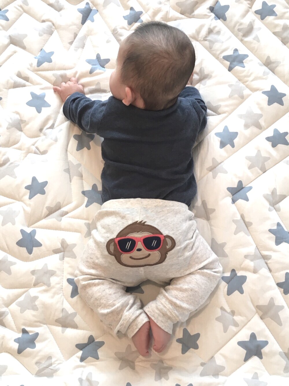 「カーターズ、babygap」｜「babyGAPのアイテム（ロンパース、ブルー系）」を使った、kaiさん（キッズ・70cm）の春コーディネートの1枚目の写真
