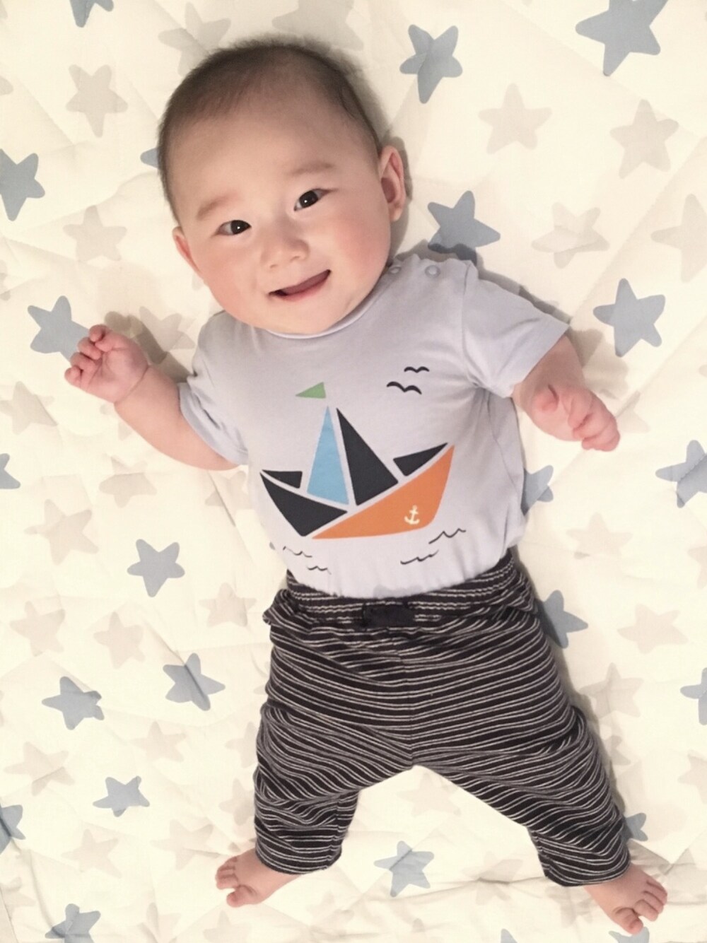 「babygap、H&M baby、H&Mキッズ」｜「H&Mのアイテム（ロンパース、ブルー系）」を使った、kaiさん（キッズ・70cm）の春コーディネートの1枚目の写真