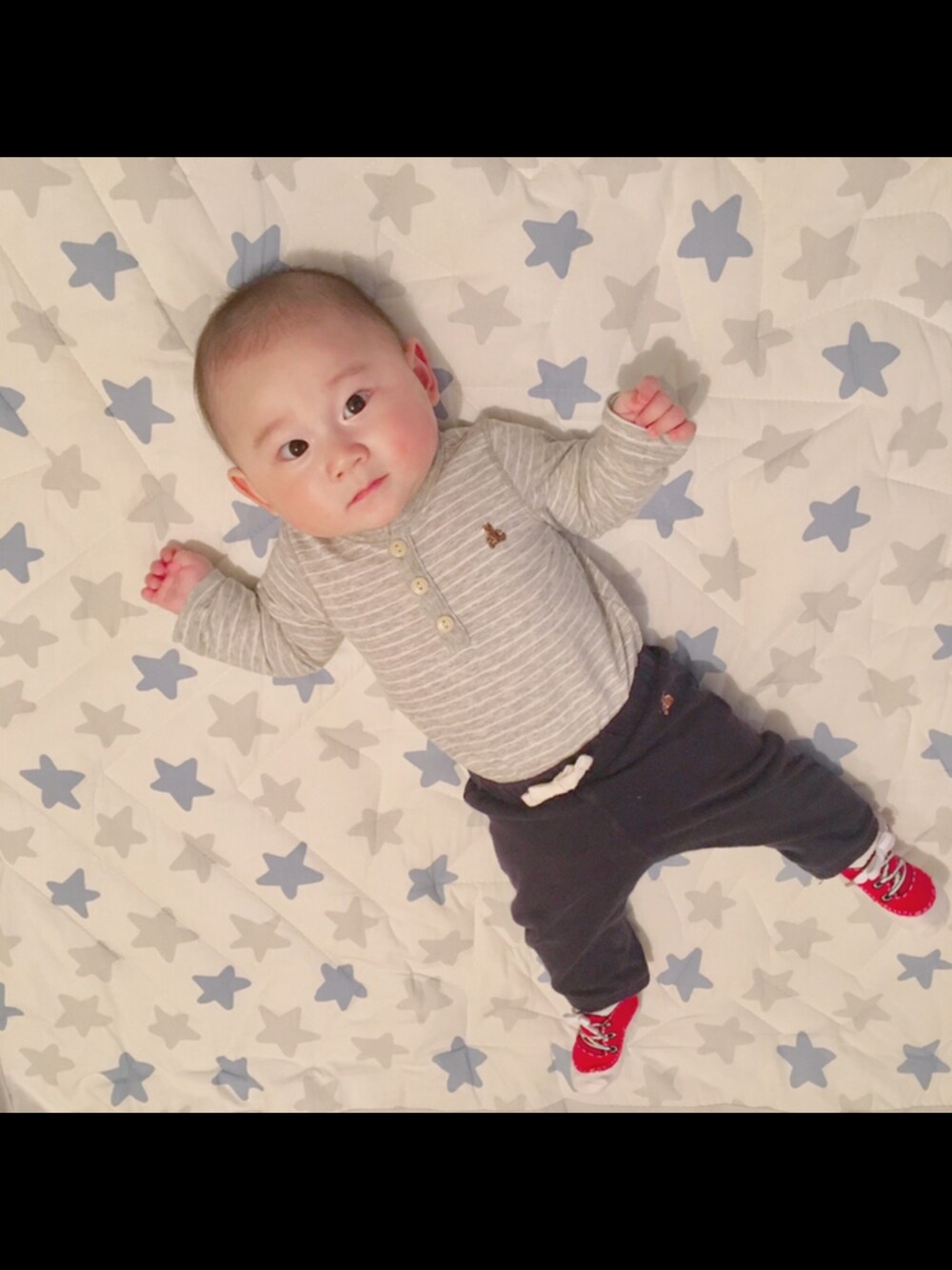 「babygap、ベビーコーデ、ベビー」｜「babyGAPのアイテム（ロンパース、グレー系）」を使った、kaiさん（キッズ・70cm）の春コーディネートの1枚目の写真