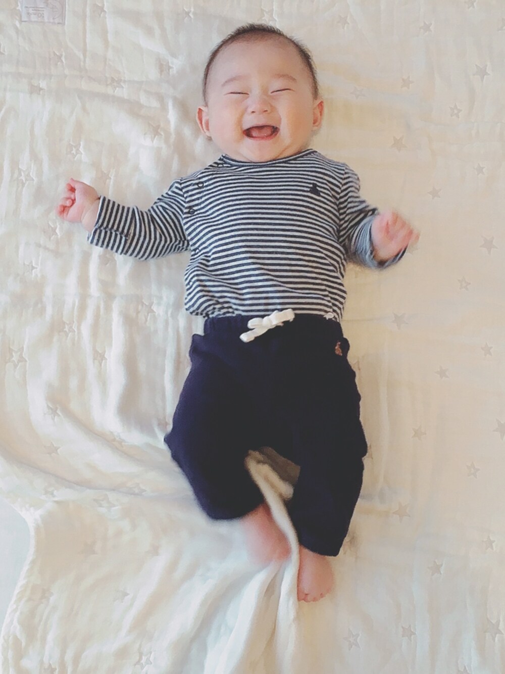 「babygap」｜「babyGAPのアイテム（ロンパース、ブルー系）」を使った、kaiさん（キッズ・70cm）の春コーディネートの1枚目の写真