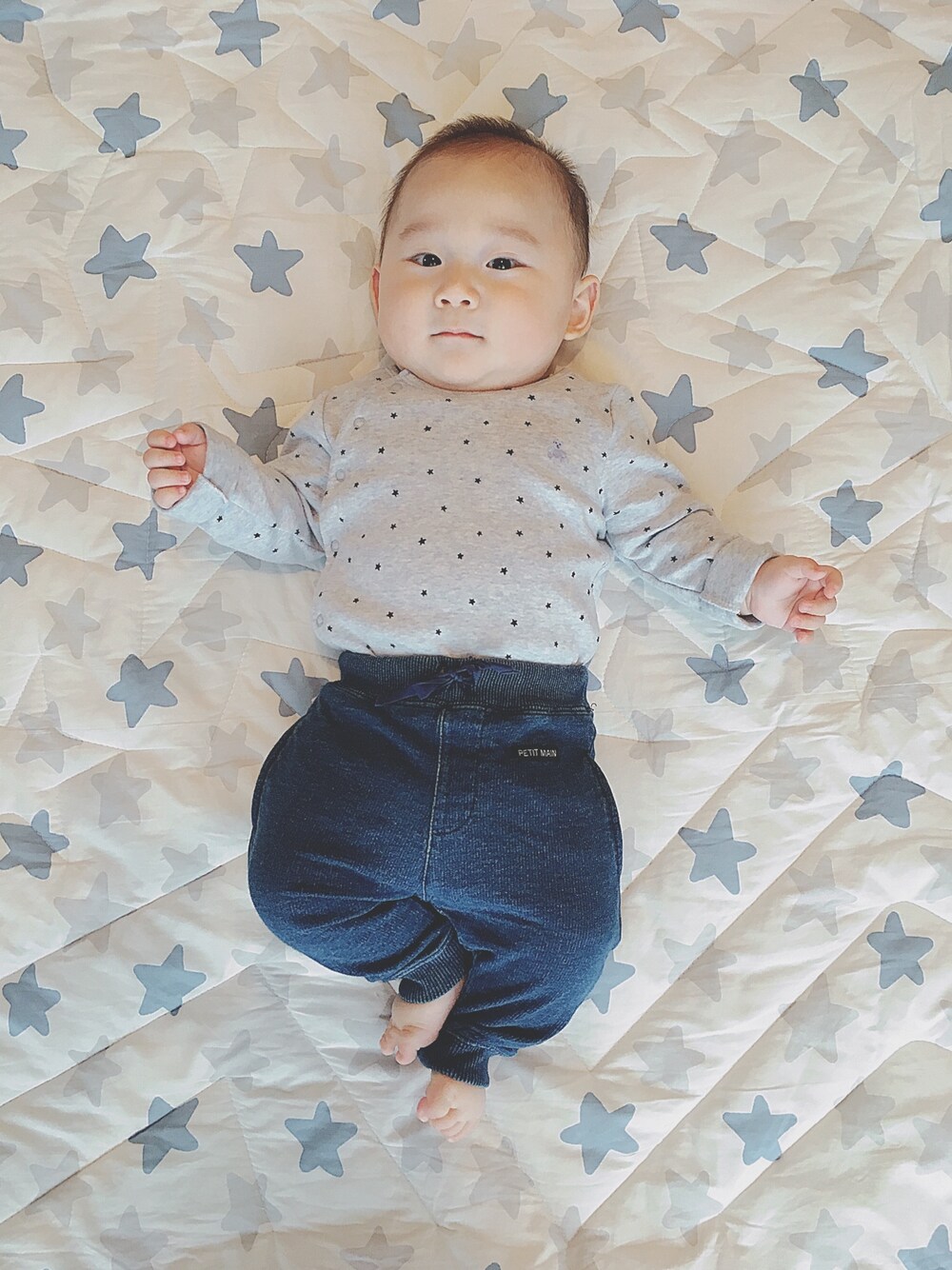 「petit mainのアイテム（その他パンツ、ブルー系）」を使った、kaiさん（キッズ・70cm）の春コーディネートの1枚目の写真