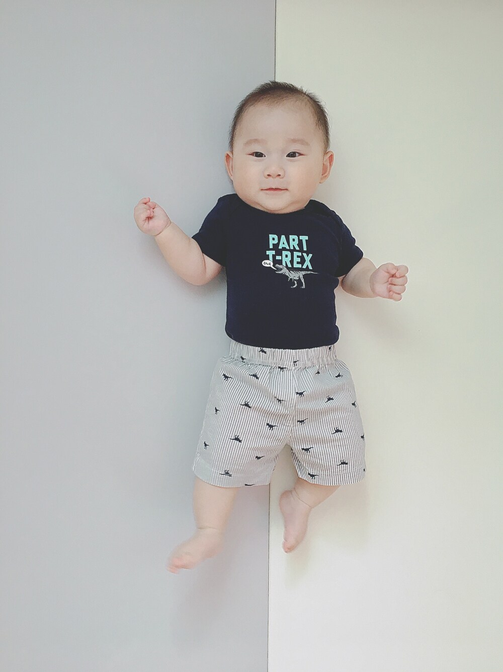 「カーターズ、carter's、babygap、ベビーコーデ」｜「Carter'sのアイテム（Tシャツ/カットソー、ブルー系）」を使った、kaiさん（キッズ・70cm）の春コーディネートの1枚目の写真
