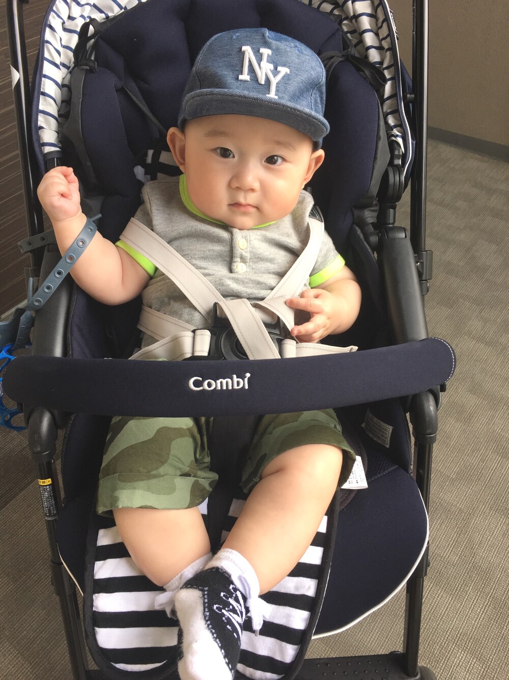 「babygap、H&Mキッズ、H&M baby、ベビーコーデ」｜「H&Mのアイテム（キャップ、ブルー系）」を使った、kaiさん（キッズ・70cm）の春コーディネートの1枚目の写真