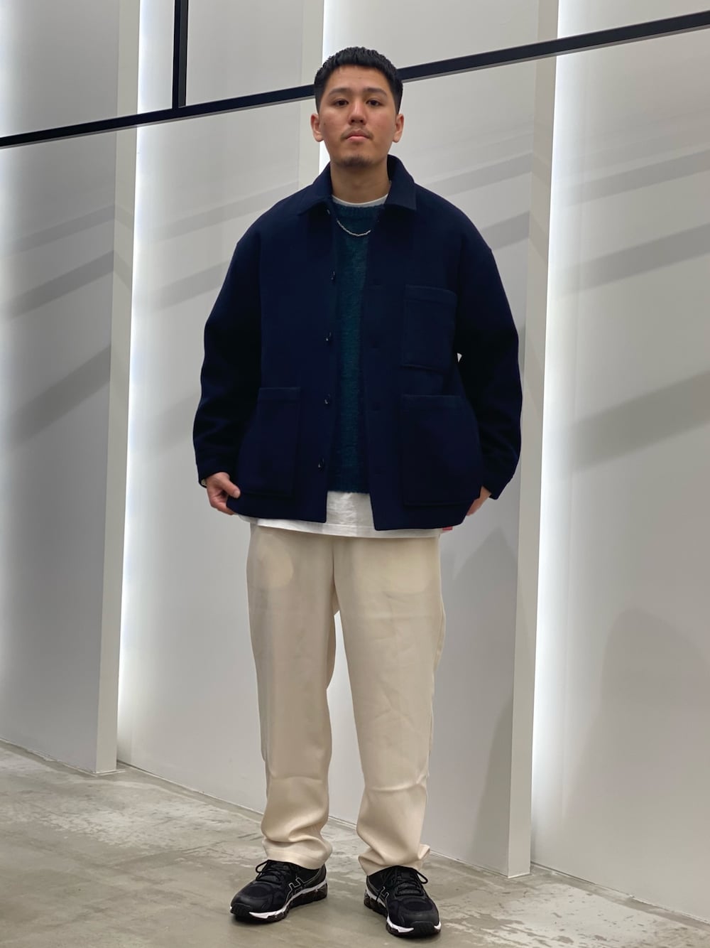 「大人カジュアル、冬コーデ、カバーオール、ニット、シェフパンツ、白パンツ、きれいめカジュアル、ストリート、URBAN RESEARCH、asics」｜「URBAN RESEARCHのウールバルーンフィットカバーオール（カバーオール、ブルー系）」を使った、AKIHIROさん（メンズ・178cm）の冬コーディネートの1枚目の写真