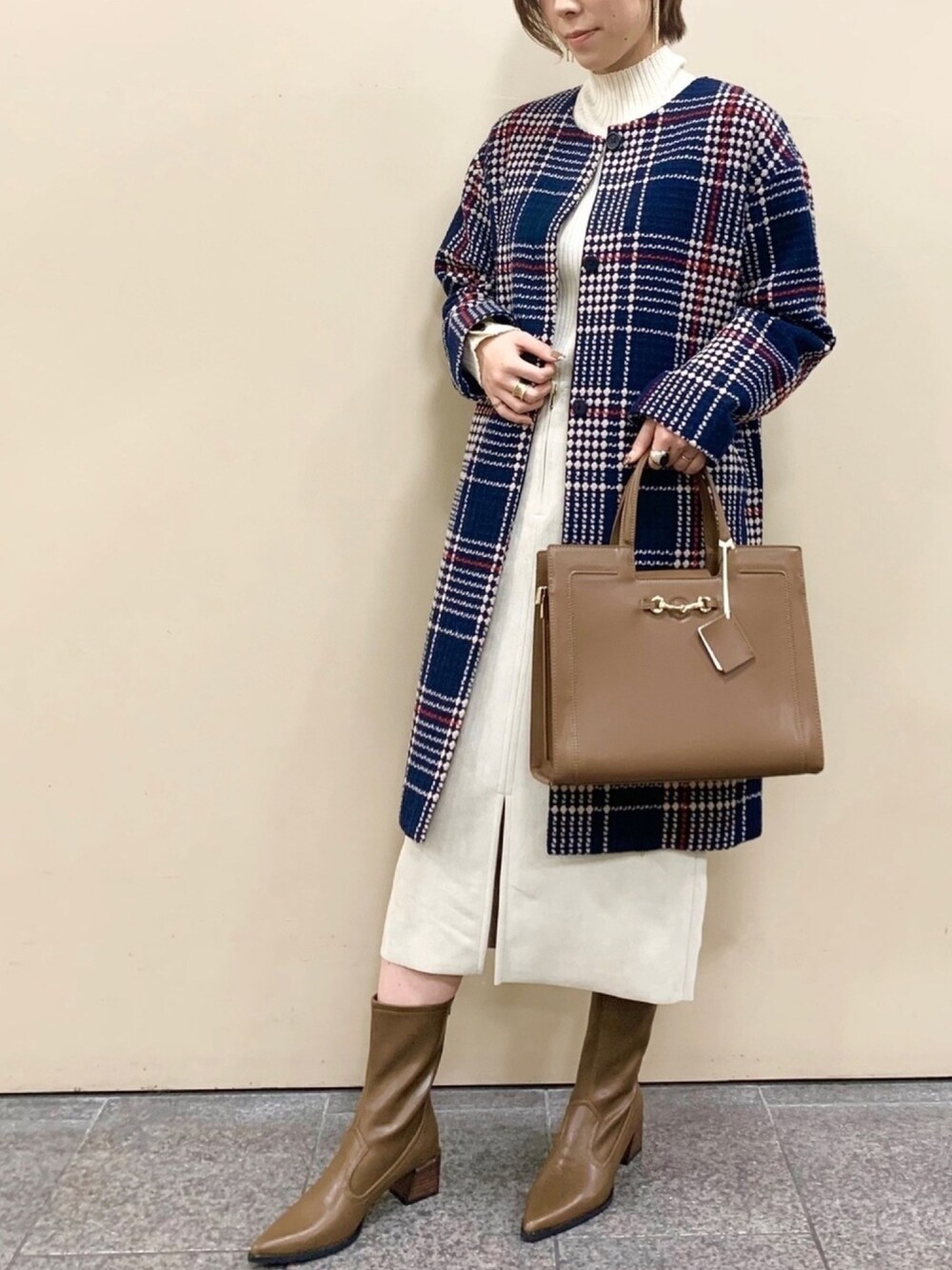 「秋のコーデ、オトナカジュアル、休日スタイル、チェック、スタッフセンバツ、冬コーデ、コート、アウター、ブーツ、タイトスカート」｜「YECCA VECCAのラインストーンフリンジイヤリング（イヤリング、その他）」を使った、bekkiさん（レディース・160cm）の秋コーディネートの1枚目の写真