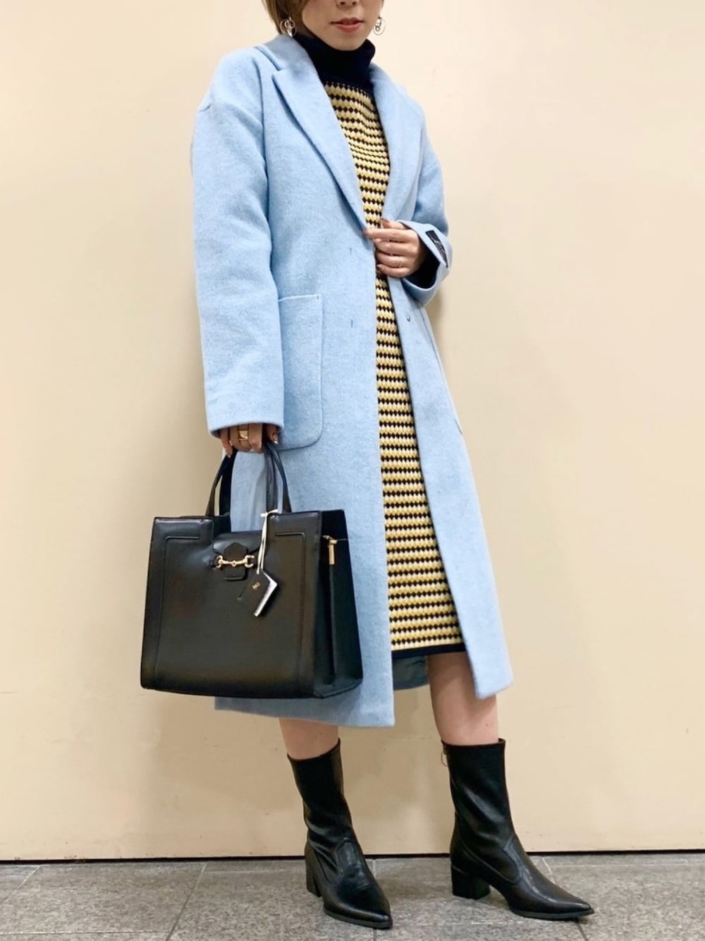 「カジュアルコーデ、大人カジュアル、冬コーデ、きれいめカジュアル、ニットコーデ、オトナ女子、ラクチンコーデ、ootd、アウター、スタッフセンバツ」｜「YECCA VECCAのビジュー×リングイヤリング（イヤリング、シルバー系）」を使った、bekkiさん（レディース・160cm）の秋コーディネートの1枚目の写真