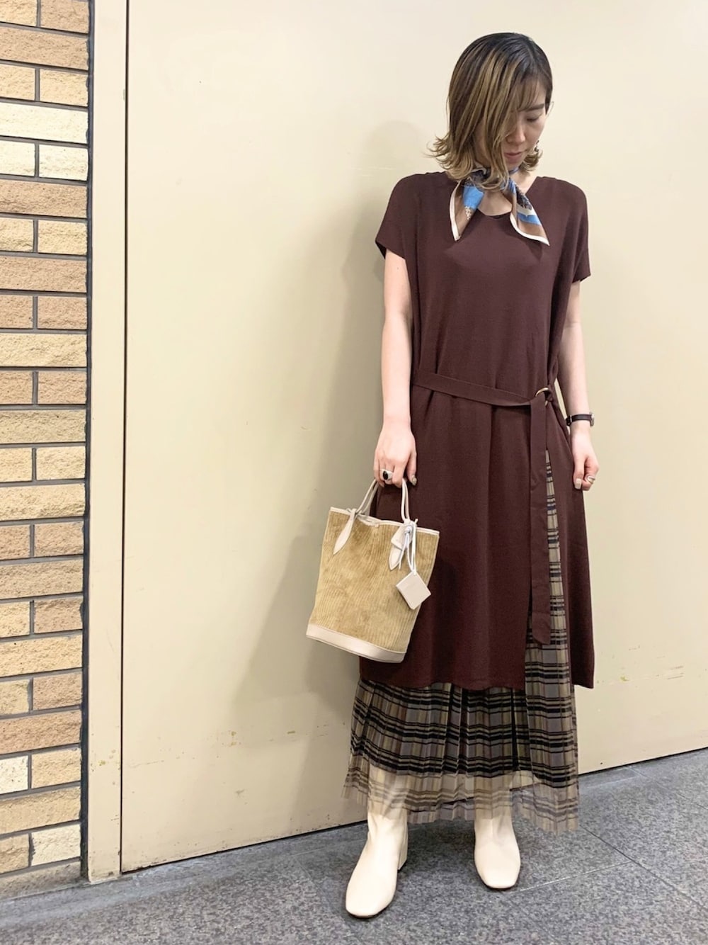 ブラウン系のワンピース、イエロー系のスカート、ホワイト系のブーツを着用したレディースの夏コーディネートの1枚目の写真