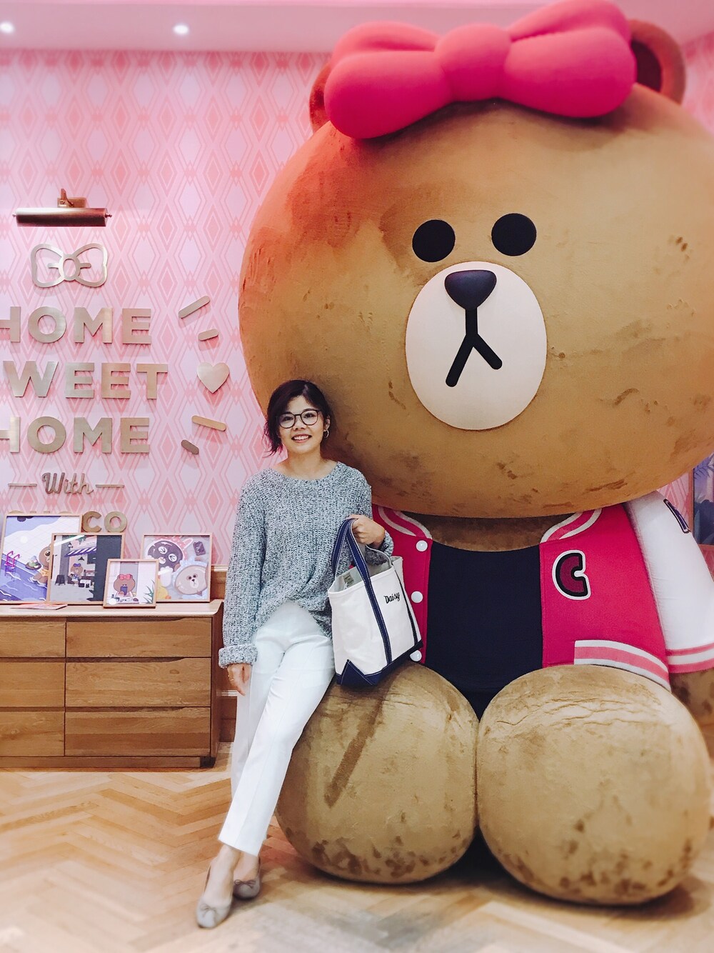 「LINE FRIENDS」｜「H&Mのアイテム（その他トップス、グレー系）」を使った、XDさん（レディース・159cm）の秋コーディネートの1枚目の写真