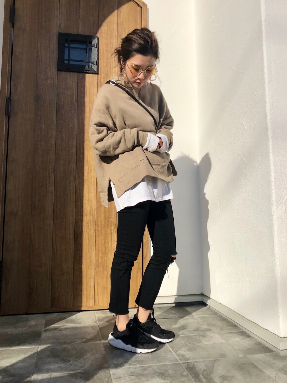 「秋コーデ、Ungrid、UNIQLO、サングラス、低身長、NIKE、パンツスタイル、プチプラ、お洒落さんとつながりたい、スニーカー」｜「Ungridのスリットワイドパーカー（パーカー、ブラウン系）」を使った、Agnessさん（レディース・154cm）の秋コーディネートの1枚目の写真