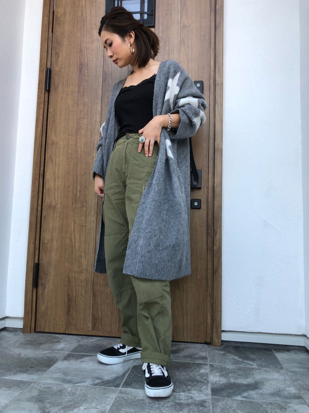 「ゆるコーデ、星柄、ミリタリー、低身長、ニットカーディガン、ニットアウター、VANS、スニーカーコーデ、カジュアルコーデ」｜「LAVEANGEの星柄モヘアタッチロングカーディガン（カーディガン/ボレロ、グレー系）」を使った、Agnessさん（レディース・154cm）の秋コーディネートの1枚目の写真