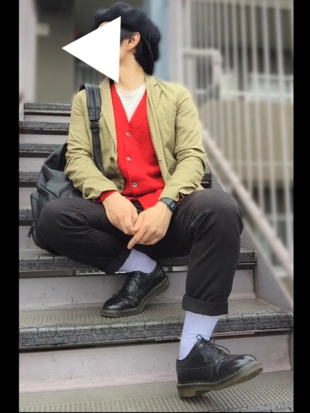 レッド系のカーディガン/ボレロ、ホワイト系のTシャツ/カットソー、ブラック系のその他パンツを着用したメンズの秋コーディネートの1枚目の写真