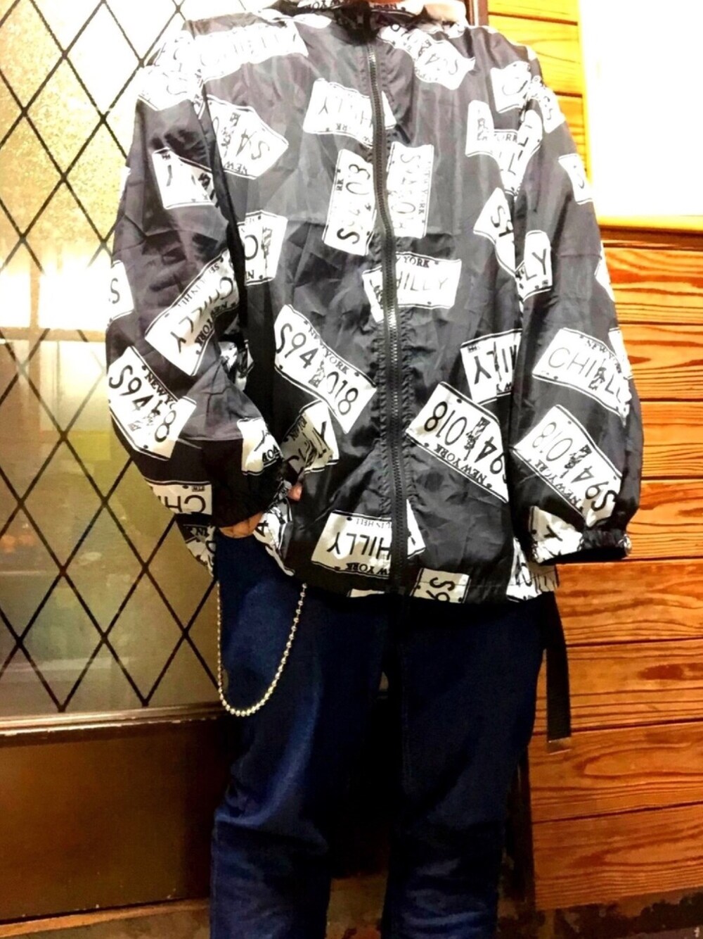 「古着、大阪、大阪の古着、ウォレットチェーン、ZIP FIVE、しまむら、家前、派手め、もう若くないのに、かっこつけたがり」｜「USEDの大阪の古着屋さん/￥3000（ナイロンジャケット、ブラック系）」を使った、10969さん（メンズ・270cm）の秋コーディネートの1枚目の写真