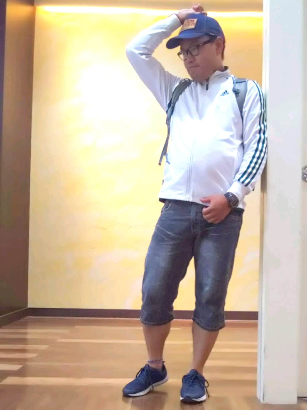 「ジャージ×デニム、白×黒、アクセントに緑、デニムキャップ、休日スタイル」｜「古着のアイテム（デニムパンツ、ブラック系）」を使った、チャッピー＠人間ゆるキャラシンガーさん（メンズ・171cm）の秋コーディネートの1枚目の写真