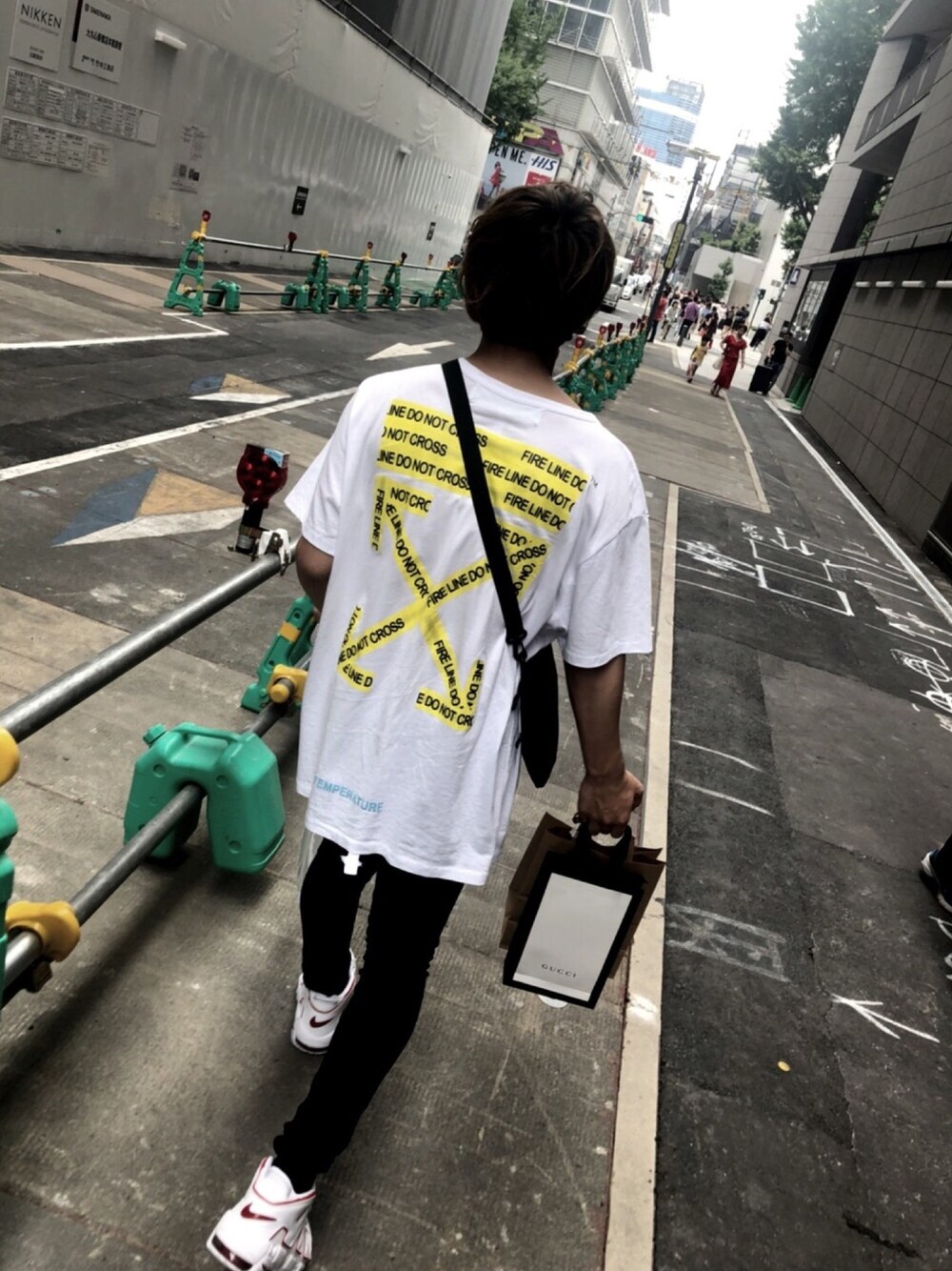 「off whiteのアイテム（Tシャツ/カットソー、ホワイト系）」を使った、HAYATONTON さん（メンズ・167cm）の夏コーディネートの1枚目の写真