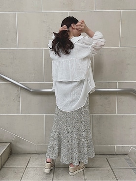 「one after another NICE CLAUP（ワンアフターアナザーナイスクラップ）のバックフレアシアーシャツ（シャツ/ブラウス、ホワイト系）」を使った、小川こゆきさん（レディース・152cm）の春コーディネート