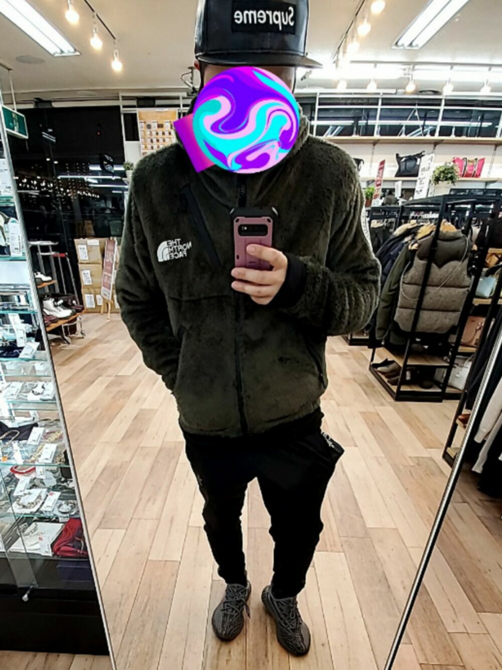 「冬コーデ、フリース、ノースフェイス、supreme、イージーブースト、ブルゾン、adidas、カジュアル」｜「Supreme のアイテム（キャップ、ブラック系）」を使った、deepdeepdeepさん（メンズ・175cm）の秋コーディネートの1枚目の写真