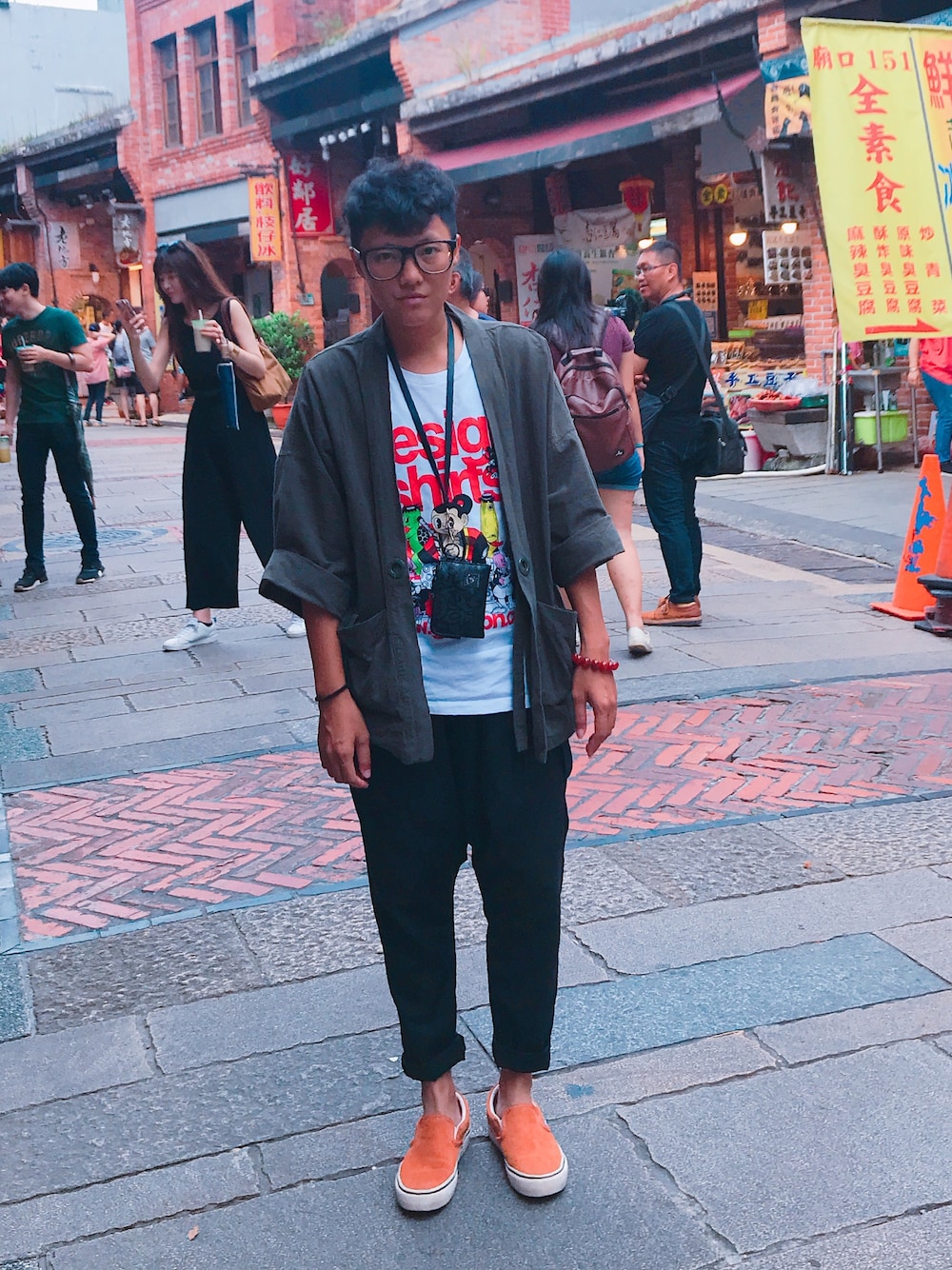 オレンジ系のシューズを着用したキッズの秋コーディネートの1枚目の写真