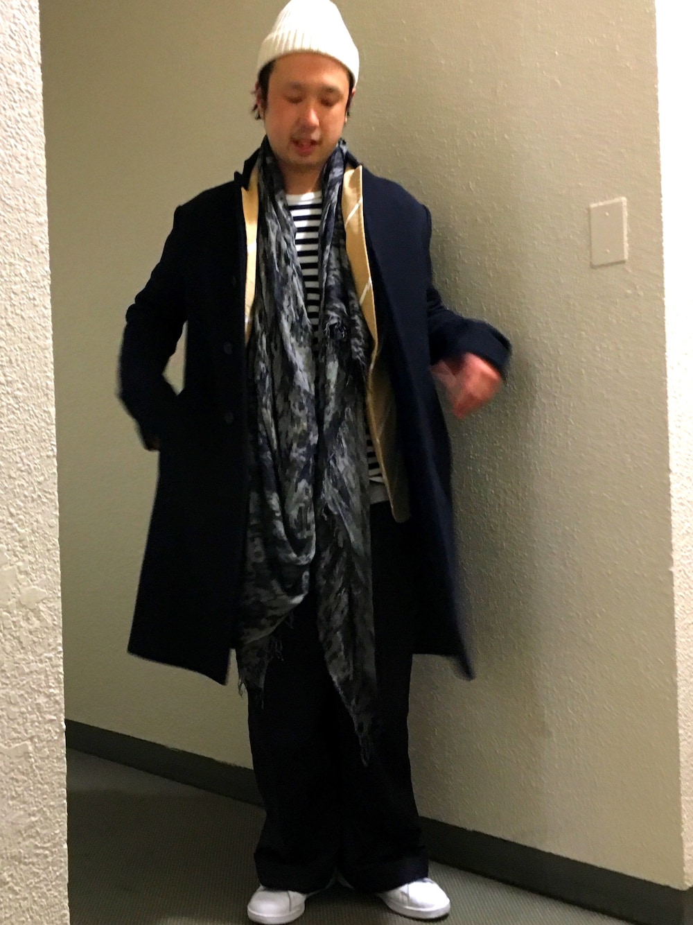 その他のTシャツ/カットソー、ベージュ系のテーラードジャケット、ブルー系のステンカラーコートを着用したメンズの冬コーディネートの1枚目の写真