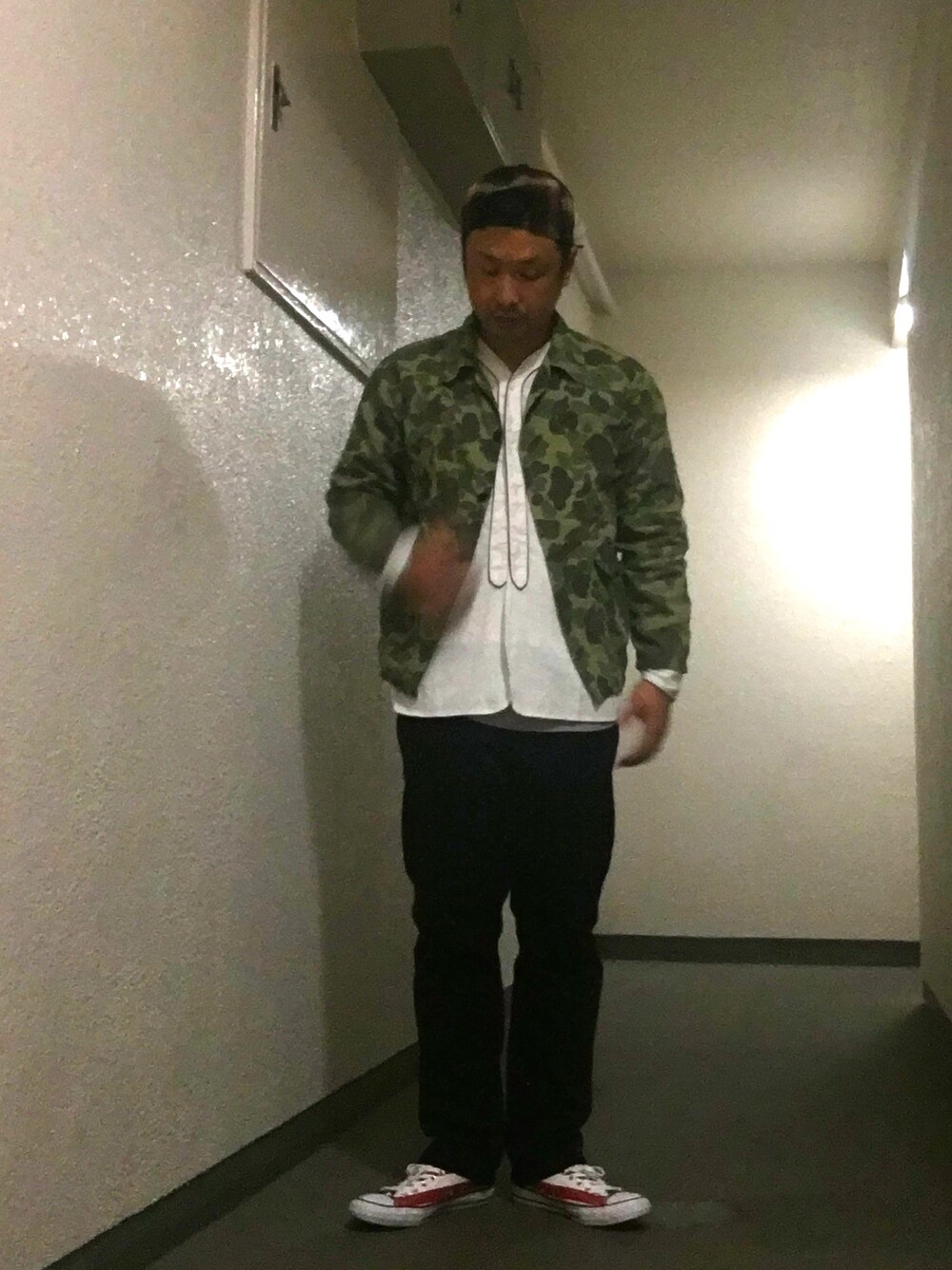 その他のミリタリージャケット、ホワイト系のシャツ/ブラウス、ブラック系のチノパンツを着用したメンズの冬コーディネートの1枚目の写真