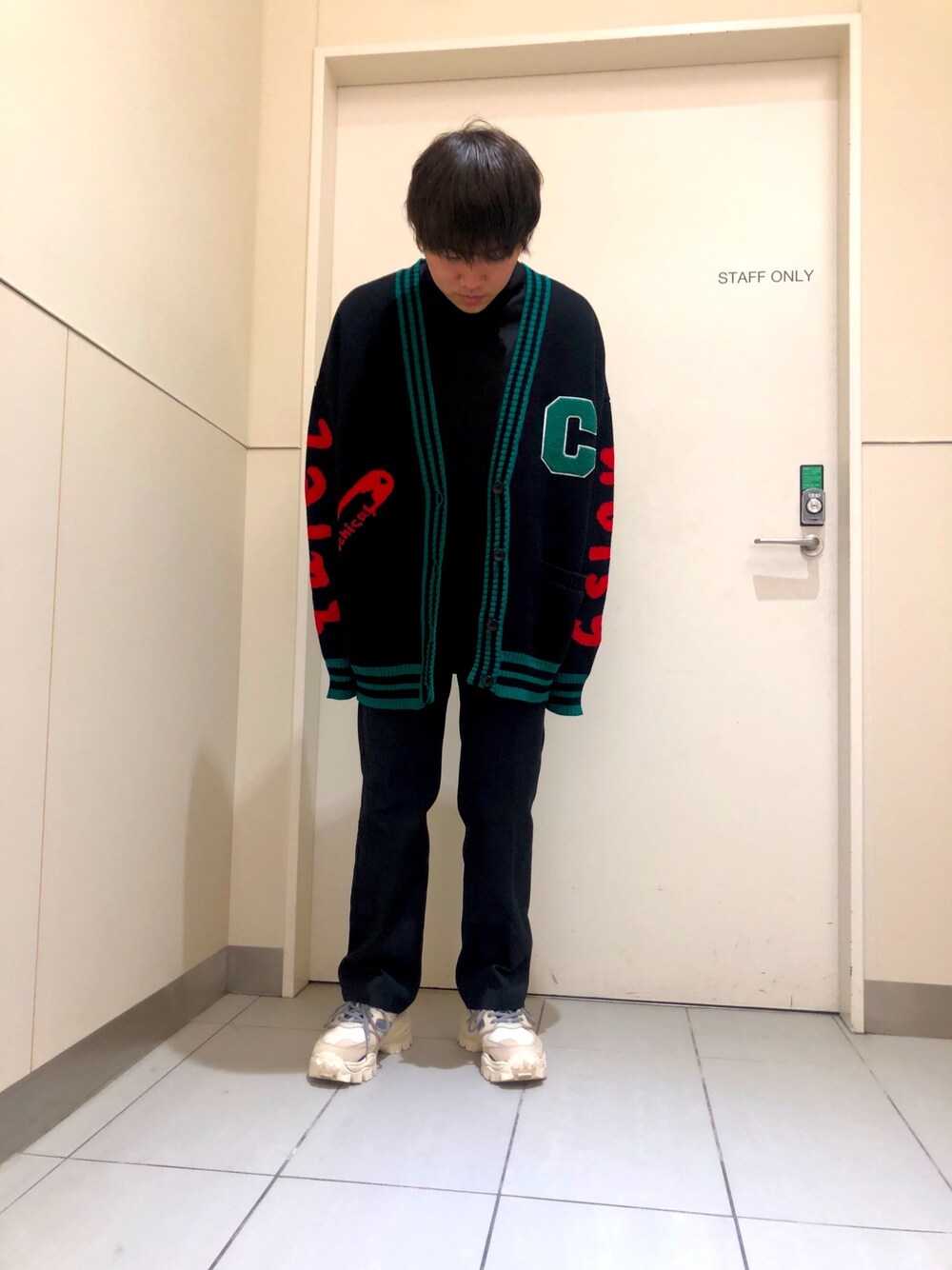 「ビッグシルエット、LHP、大人コーデ、冬、オトナカジュアル、China、お洒落さんとつながりたい、lhplucuaosaka」｜「ChicaのChica/チカ/ニットカーディガン（カーディガン/ボレロ、ブラック系）」を使った、柏木　翔真さん（メンズ・165cm）の秋コーディネートの1枚目の写真