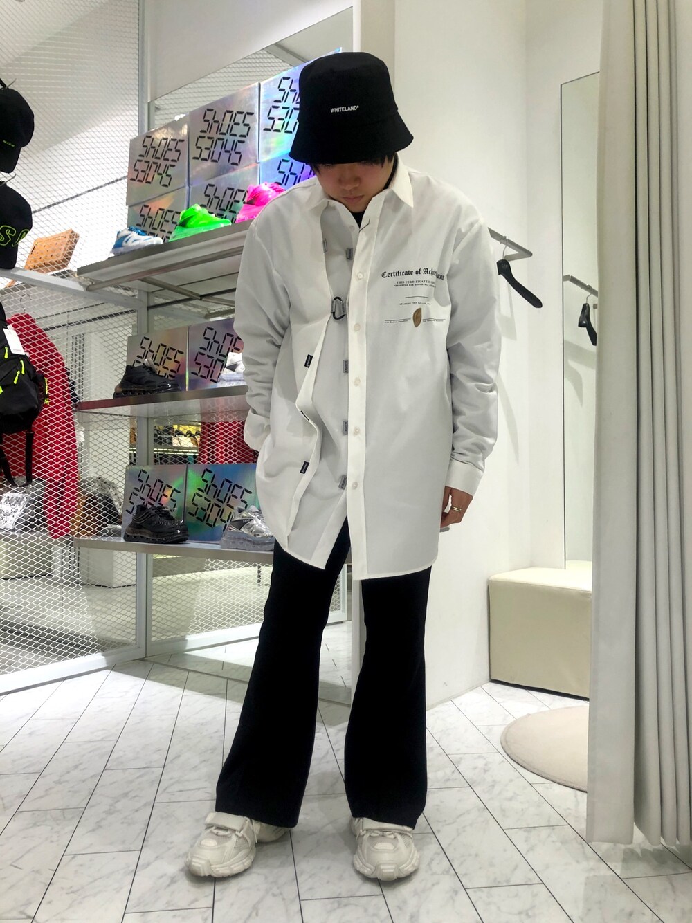 「LHP、WHITELAND BLACKBURN、lhplucuaosaka、torenia、youser」｜「YOUSERのアイテム（トップス、ホワイト系）」を使った、柏木　翔真さん（メンズ・165cm）の春コーディネートの1枚目の写真