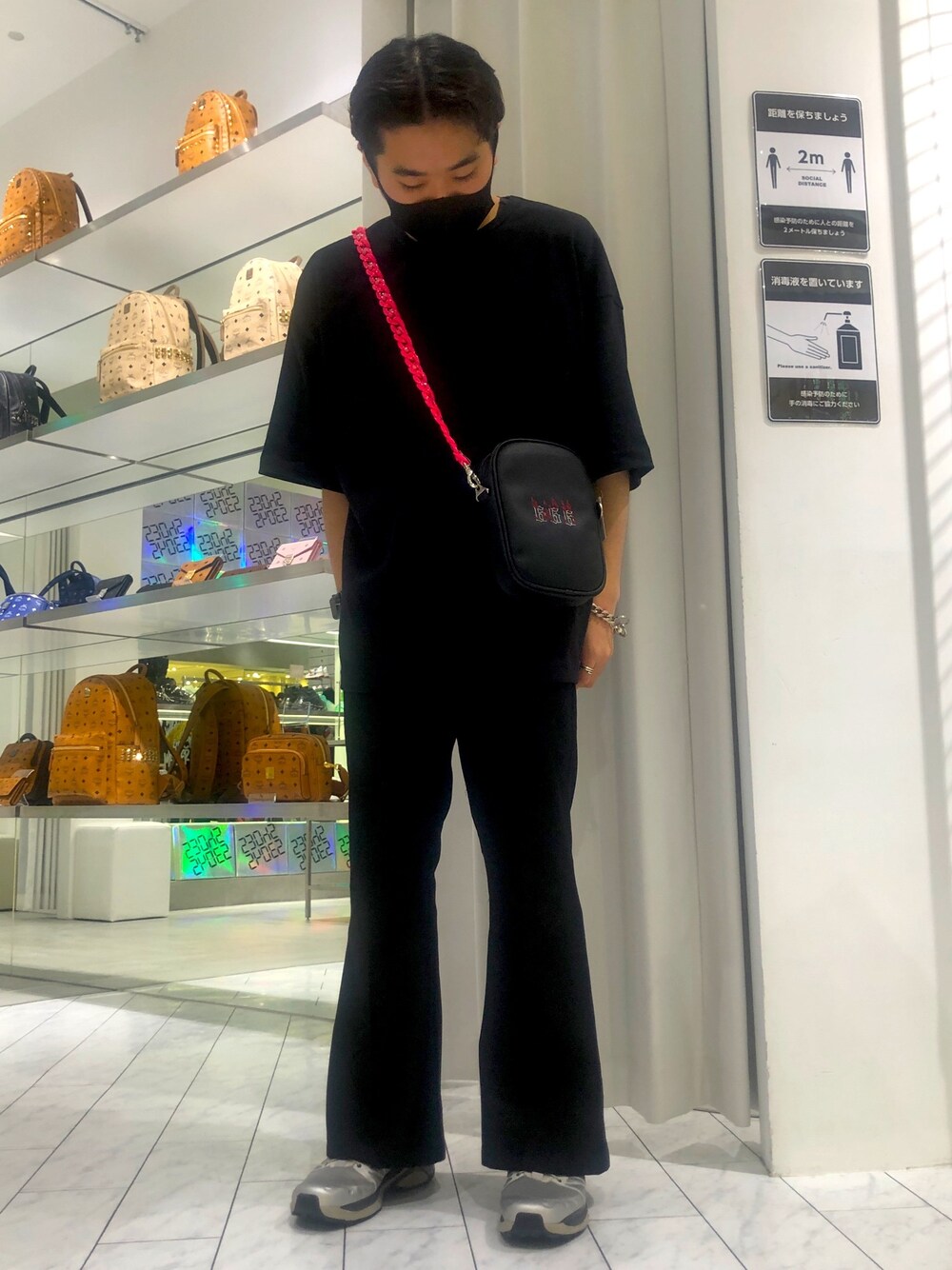 「スニーカー、LHP、モノトーン、シンプルコーデ、夏コーデ、WHITELAND BLACKBURN、AZStokyo、lhplucuaosaka、torenia、シャツ好き集まれ」｜「WHITELANDのWHITELAND/ホワイトランド/ビッグTシャツ（Tシャツ/カットソー、ブラック系）」を使った、柏木　翔真さん（メンズ・165cm）の夏コーディネートの1枚目の写真