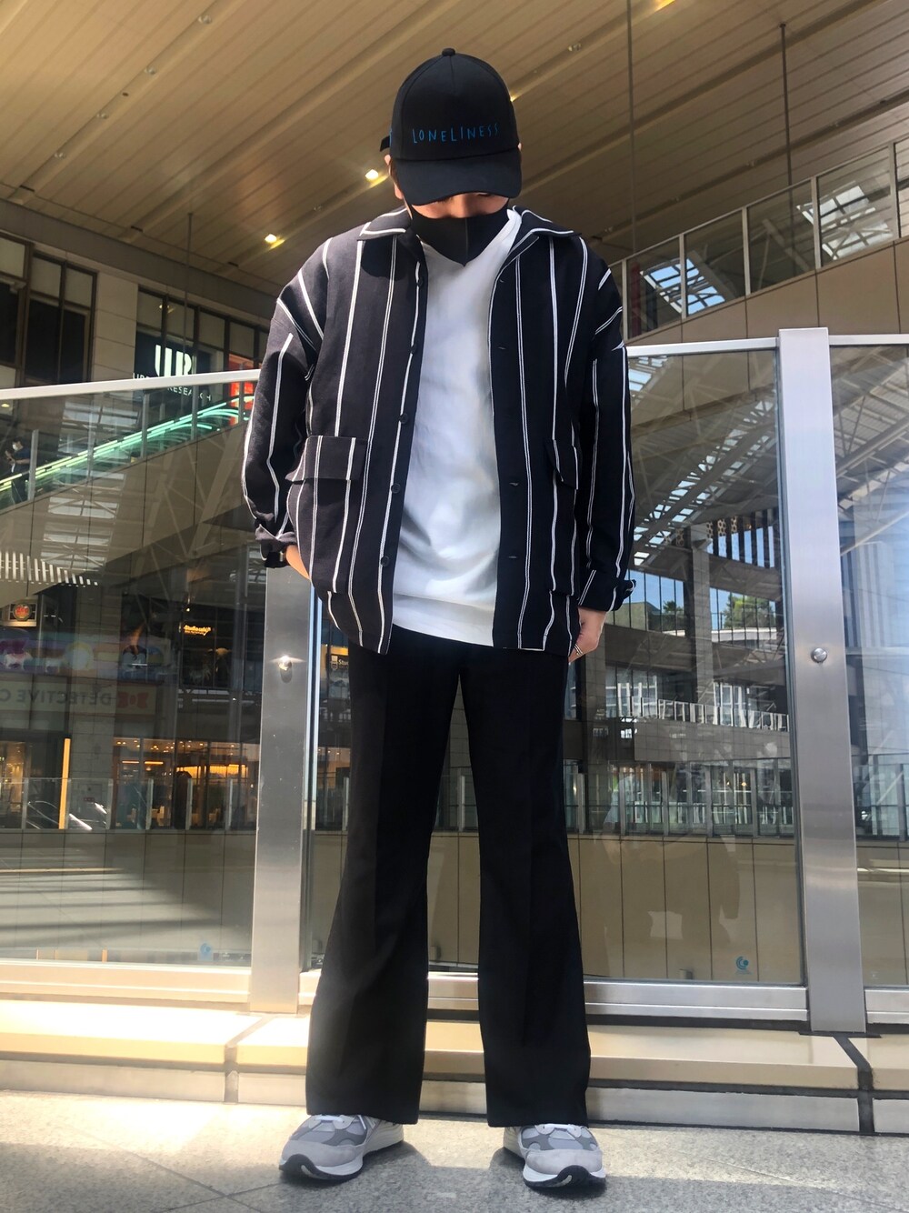 ブラック系のその他パンツ、ブラック系のシャツ/ブラウス、ホワイト系のTシャツ/カットソーを着用したメンズの夏コーディネートの1枚目の写真