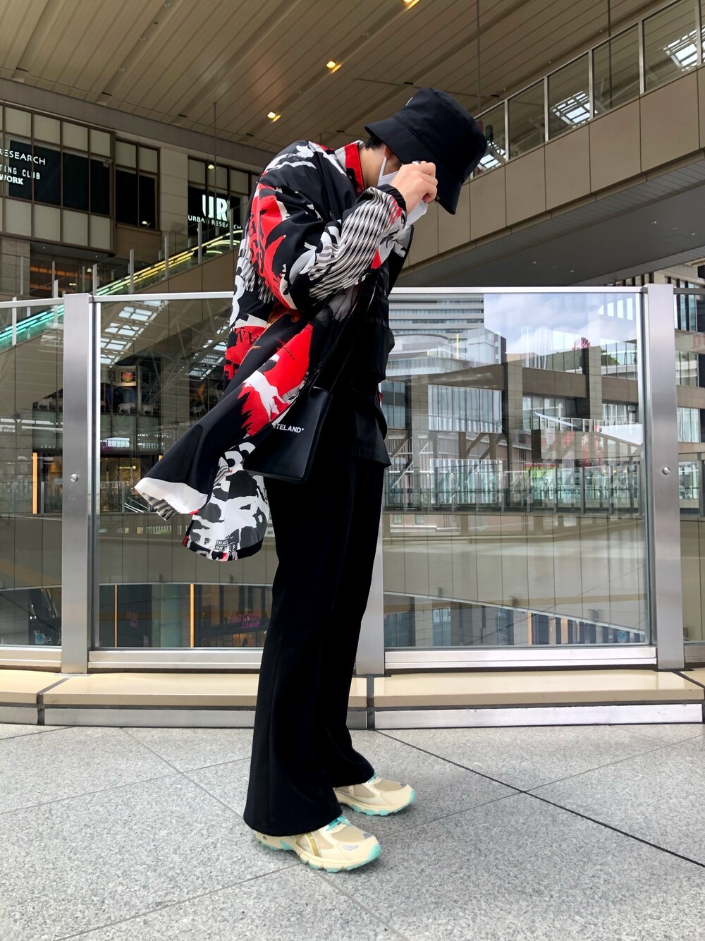 ブラック系のトートバッグ、ブラック系のその他パンツ、ブラック系のトートバッグを着用したメンズの夏コーディネートの1枚目の写真